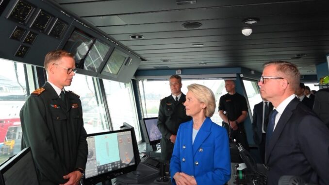 Ursula von der Leyen Autoridades europeias visitam o navio de guerra finlandês Turva, pronto para defender o Mar Báltico contra ameaças.