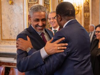 Sidi Ould Tah, presidente do Banco Africano de Desenvolvimento, cumprimenta um colega durante evento formal em sala elegante.
