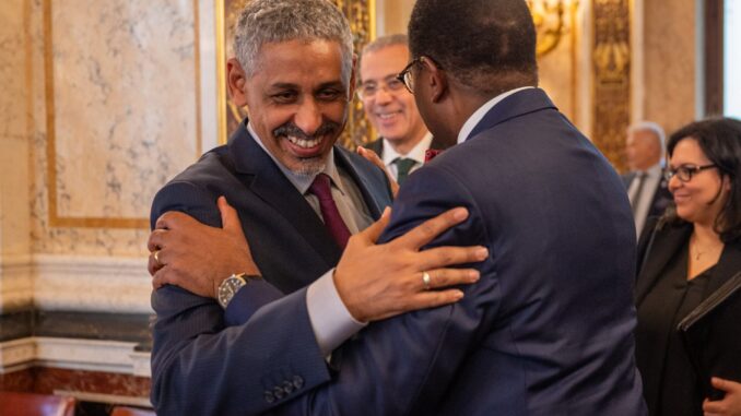 Sidi Ould Tah assume liderança do BAD Sidi Ould Tah, presidente do Banco Africano de Desenvolvimento, cumprimenta um colega durante evento formal em sala elegante.