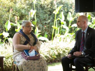 Sushila Karki, ex-presidente do Supremo Tribunal do Nepal e primeira-ministra interina, em reunião ao ar livre com um representante diplomático.