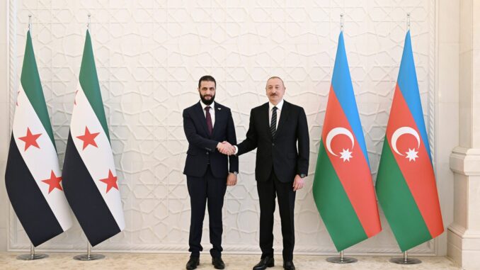 Síria e Azerbaijão: Encontro Diplomático Histórico Presidente interino da Síria, Ahmad al-Sharaa, cumprimenta o presidente do Azerbaijão, Ilham Aliyev, durante encontro oficial em julho de 2025.