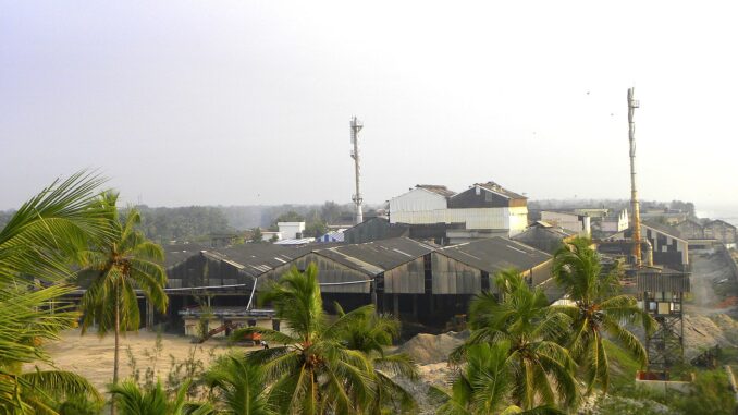 Instalações de Terras Raras da Índia Instalação industrial da Indian Rare Earths Limited em Kovilthottam, Kollam, Índia, mostrando infraestrutura de processamento de minerais de terras raras.
