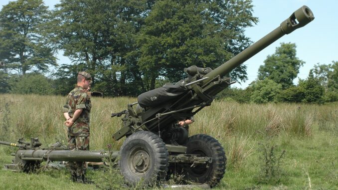Obuseiro L119 Light Gun do Exército Irlandês durante exercícios de tiro