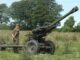 Obuseiro L119 Light Gun do Exército Irlandês durante exercícios de tiro