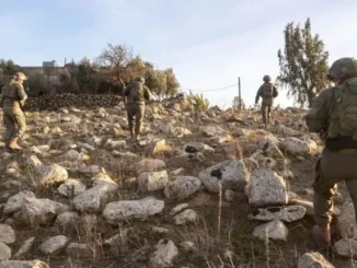 Soldados israelenses patrulhando terreno rochoso próximo às Colinas de Golã durante operações militares.