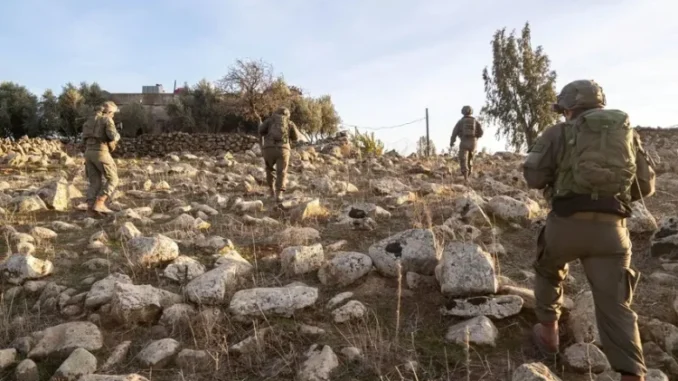 Operação israelense no sul da Síria Soldados israelenses patrulhando terreno rochoso próximo às Colinas de Golã durante operações militares.