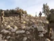 Soldados israelenses patrulhando terreno rochoso próximo às Colinas de Golã durante operações militares.