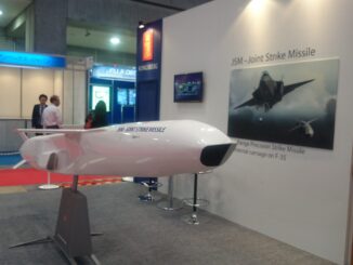 Modelo do Joint Strike Missile (JSM) exibido em feira de defesa, representando o possível armamento adquirido pela Dinamarca, segundo analistas.