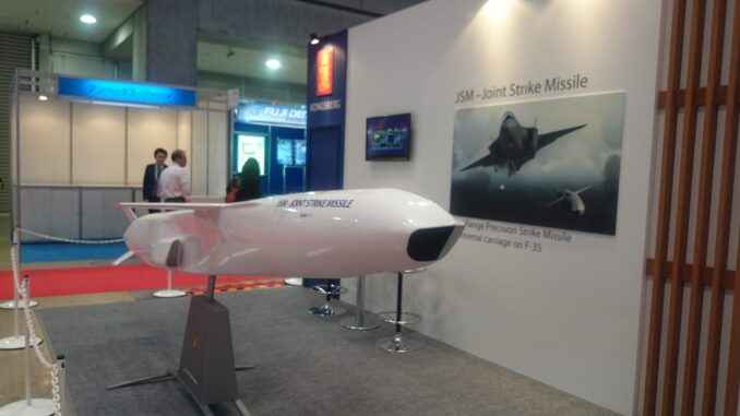 Modelo do Joint Strike Missile (JSM) exibido em feira de defesa, representando o possível armamento adquirido pela Dinamarca, segundo analistas.