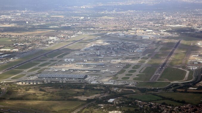 Ciberataque em Heathrow Paralisa Aeroporto Europeu Vista aérea do Aeroporto de Heathrow em Londres, mostrando pistas, terminais e aeronaves no pátio.
