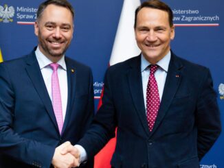 Maxime Prévot, Ministro das Relações Exteriores da Bélgica, cumprimenta Radosław Sikorski, Ministro das Relações Exteriores da Polônia, em Varsóvia