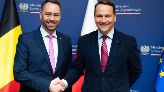 Maxime Prévot se reúne com Radosław Sikorski em Varsóvia Maxime Prévot, Ministro das Relações Exteriores da Bélgica, cumprimenta Radosław Sikorski, Ministro das Relações Exteriores da Polônia, em Varsóvia