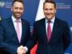 Maxime Prévot, Ministro das Relações Exteriores da Bélgica, cumprimenta Radosław Sikorski, Ministro das Relações Exteriores da Polônia, em Varsóvia