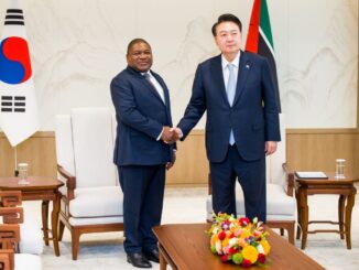 Presidente de Moçambique, Filipe Nyusi, cumprimenta o Presidente da Coreia do Sul, Yoon Suk Yeol, durante encontro oficial em Seul, com bandeiras nacionais ao fundo.