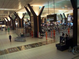 Vista aérea do Aeroporto Internacional O.R. Tambo mostrando pistas e infraestrutura aérea