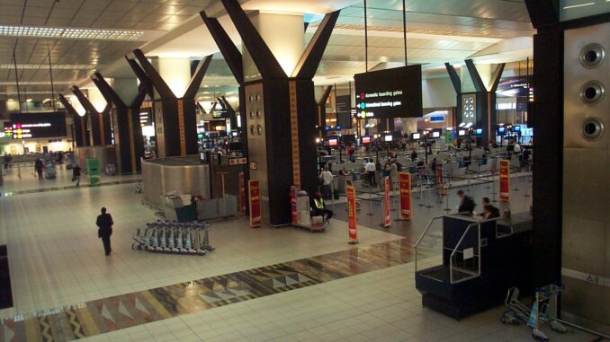 Vista aérea do Aeroporto Internacional O.R. Tambo mostrando pistas e infraestrutura aérea