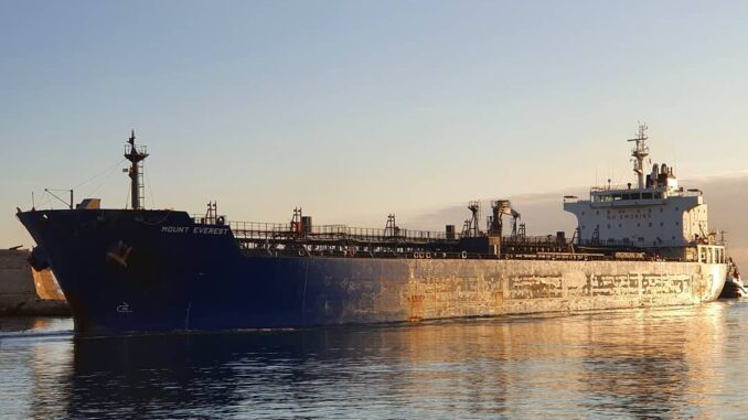 Petroleiro transportando petróleo bruto Navio petroleiro em operação transportando petróleo bruto no mar
