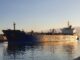 Navio petroleiro em operação transportando petróleo bruto no mar