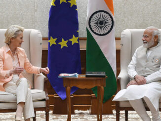 Primeiro-ministro da Índia Narendra Modi em reunião com Ursula von der Leyen, presidente da Comissão Europeia, em Nova Deli, com bandeiras da Índia e da União Europeia ao fundo.
