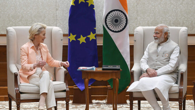 Negociações de Livre Comércio UE-Índia Primeiro-ministro da Índia Narendra Modi em reunião com Ursula von der Leyen, presidente da Comissão Europeia, em Nova Deli, com bandeiras da Índia e da União Europeia ao fundo.
