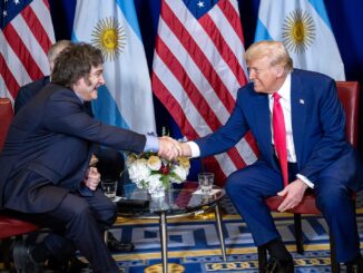 Presidente dos EUA Donald Trump cumprimenta o presidente argentino Javier Milei durante encontro oficial em Maryland, fevereiro de 2025.