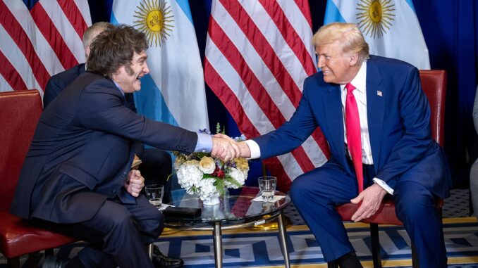 Presidente dos EUA Donald Trump cumprimenta o presidente argentino Javier Milei durante encontro oficial em Maryland, fevereiro de 2025.