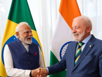 Primeiro-ministro da Índia, Narendra Modi, cumprimenta o presidente do Brasil, Luiz Inácio Lula da Silva, durante encontro em Brasília em 8 de julho de 2025, com as bandeiras do Brasil e da Índia ao fundo.