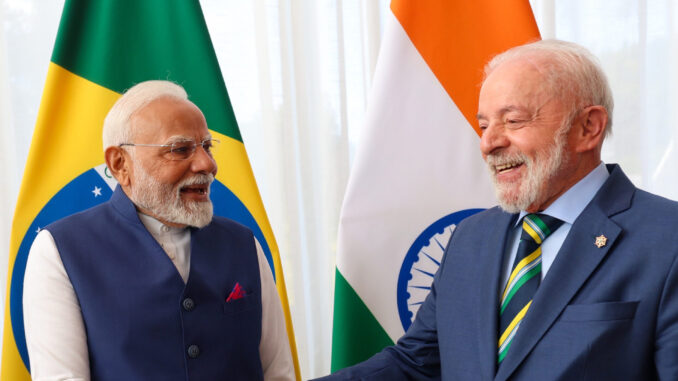 Lula e Modi fortalecem parceria Brasil-Índia Primeiro-ministro da Índia, Narendra Modi, cumprimenta o presidente do Brasil, Luiz Inácio Lula da Silva, durante encontro em Brasília em 8 de julho de 2025, com as bandeiras do Brasil e da Índia ao fundo.