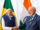 Primeiro-ministro da Índia, Narendra Modi, cumprimenta o presidente do Brasil, Luiz Inácio Lula da Silva, durante encontro em Brasília em 8 de julho de 2025, com as bandeiras do Brasil e da Índia ao fundo.