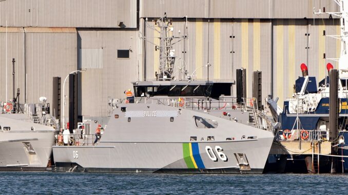 Patrulheiro RSIPV Taro atracado no estaleiro Austal em Henderson, Austrália Ocidental, 2021.
