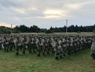 Paraquedistas russos se preparando para embarcar em aeronaves de transporte durante os exercícios militares Zapad 2021.