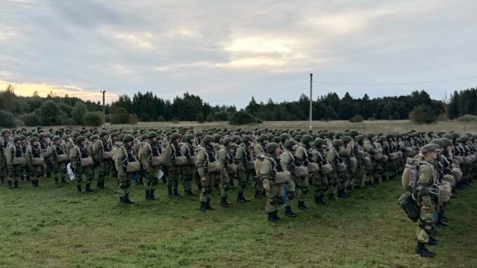 Paratroopers Russos Durante Exercícios Zapad 2021 Paraquedistas russos se preparando para embarcar em aeronaves de transporte durante os exercícios militares Zapad 2021.