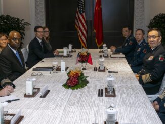 Reunião bilateral entre o Secretário de Defesa dos EUA, Lloyd J. Austin III, e o Ministro da Defesa da China, Almirante Dong Jun, em Singapura, com representantes militares de ambos os países sentados à mesa.