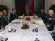 Reunião bilateral entre o Secretário de Defesa dos EUA, Lloyd J. Austin III, e o Ministro da Defesa da China, Almirante Dong Jun, em Singapura, com representantes militares de ambos os países sentados à mesa.