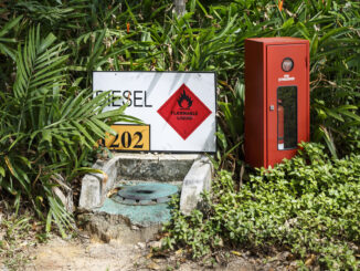 Entrada de tanque de armazenamento de gasóleo em Cingapura, destacando a infraestrutura energética da região.