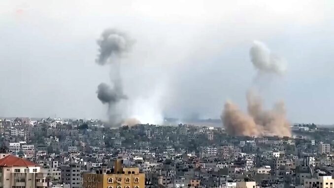Explosões em Gaza: Escalada de Conflitos no Oriente Médio Fumaça subindo após ataques aéreos israelenses em prédios da Faixa de Gaza.