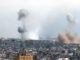 Fumaça subindo após ataques aéreos israelenses em prédios da Faixa de Gaza.