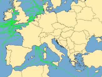 Mapa mostrando rotas de cabos submarinos no Mediterrâneo e Europa, evidenciando a infraestrutura de internet global.