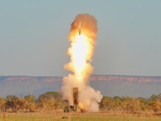 Sistema de mísseis Typhon lançando um míssil SM-6 em exercício militar.
