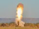 Sistema de mísseis Typhon lançando um míssil SM-6 em exercício militar.