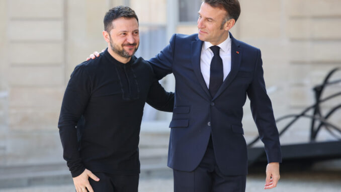 Zelensky e Macron em Paris: Diálogo sobre Paz na Ucrânia Volodymyr Zelensky, presidente da Ucrânia, sendo recebido pelo presidente francês Emmanuel Macron em Paris durante reunião sobre paz e segurança.