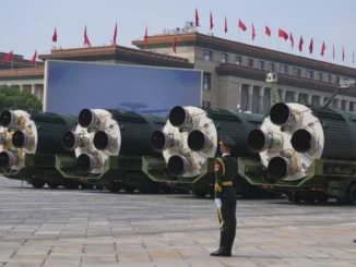 DF-5C, mísseis nucleares intercontinentais chineses, alinhados durante o desfile militar em frente à Porta de Tiananmen, Pequim, 3 de setembro de 2025.
