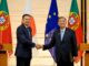 Primeiros-ministros Luís Montenegro e Shigeru Ishiba apertam as mãos durante anúncio de parceria estratégica entre Portugal e Japão em Tóquio, setembro de 2025.