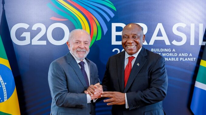 Lula e Ramaphosa discutem G20 Social em reunião bilateral Lula e o presidente Cyril Ramaphosa em reunião bilateral, discutindo o G20 Social, no contexto de cooperação Brasil–África do Sul.