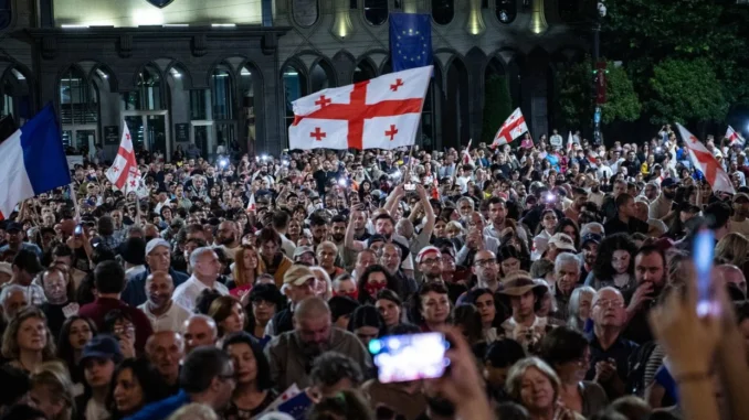 Protesto em Tbilisi – 8 de setembro de 2025 Manifestantes se reunindo em frente ao Parlamento da Geórgia durante protesto contra o governo do Georgian Dream, Tbilisi, setembro de 2025.