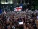 Manifestantes se reunindo em frente ao Parlamento da Geórgia durante protesto contra o governo do Georgian Dream, Tbilisi, setembro de 2025.