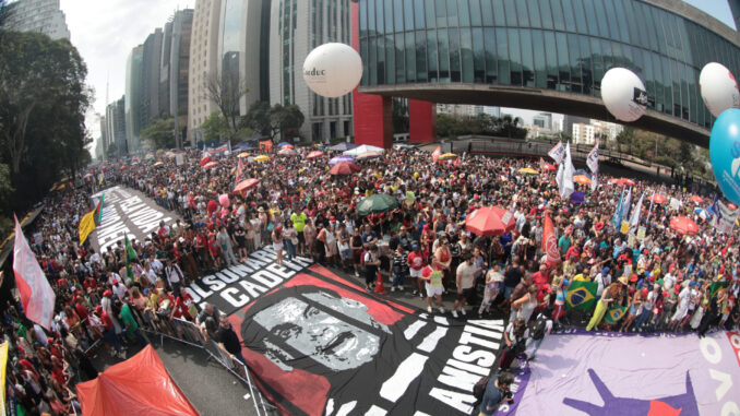 Manifestantes participam de ato contra a PEC da Anistia e da Blindagem no MASP, São Paulo, 21 de setembro de 2025.