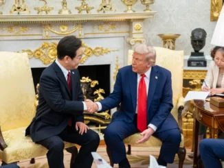 Presidente dos EUA, Donald Trump, e presidente da Coreia do Sul, Lee Jae-myung, apertam as mãos durante reunião na Casa Branca, com assessora ao fundo tomando notas.